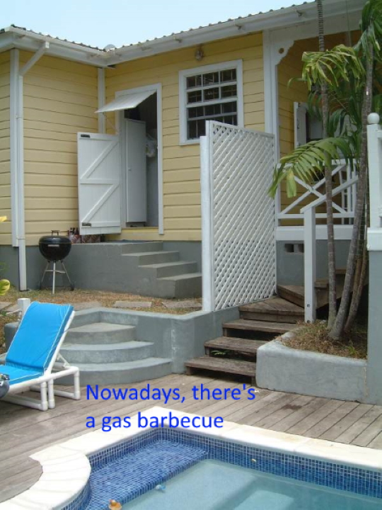 Barbacue-by-the-pool